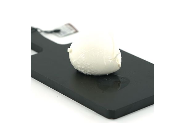 Buffelmozzarella op snijplank