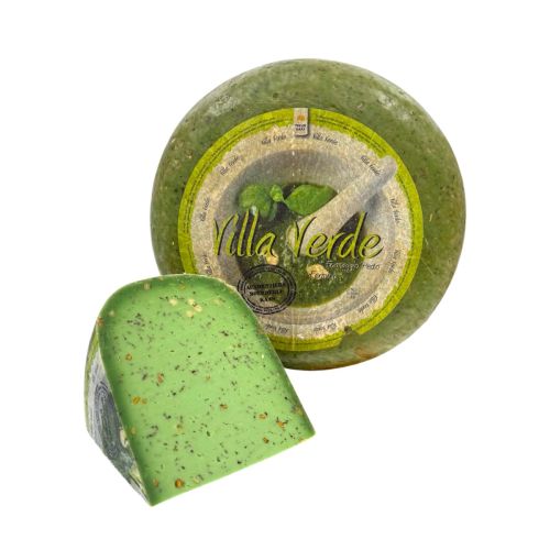 Pestokäse mit Pinienkernen